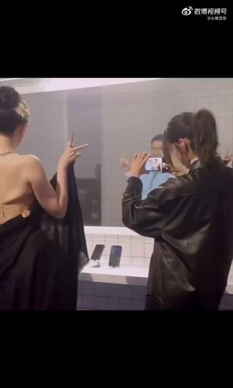 #刘亦菲欧阳娜娜VOGUE后台热聊#被这个小画面戳到了，娜比当摄影师帮刘亦菲拍照，对视笑起来好温柔