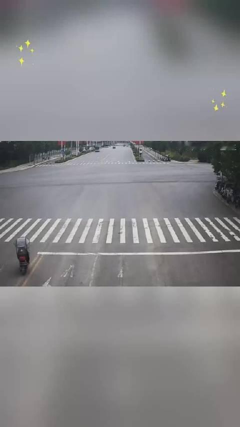 #网络文明陇风清##甘肃身边事##兰州身边事# 电动车闯红灯 被撞受伤负全责  ​​​
