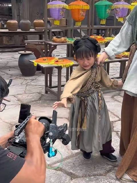 6岁小戏骨婉婉哭戏零NG，情绪切换如呼吸般自然——入戏即泪涌，收工即笑颜。农门锦鲤崽崽的演技已稳稳在