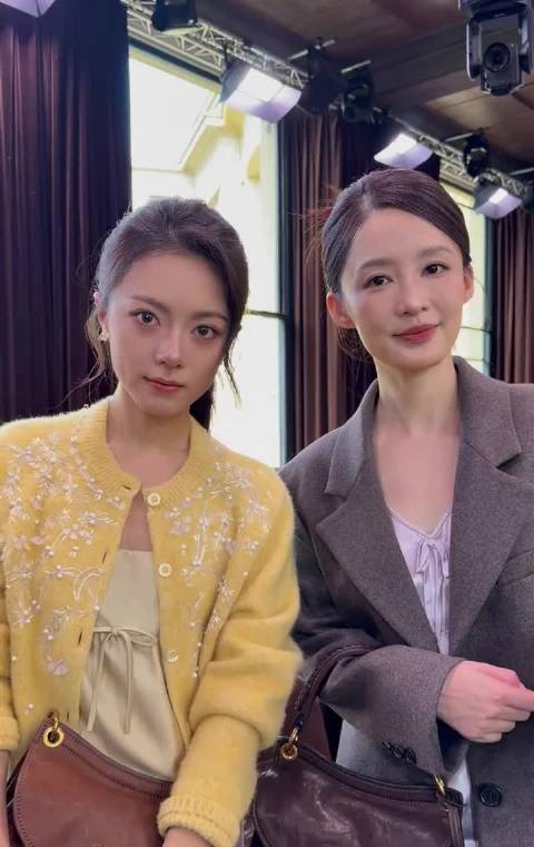 赵今麦、李沁在#miumiu大秀# 上同框比心，美女们好养眼！ #大秀直击# ｜#时装周#