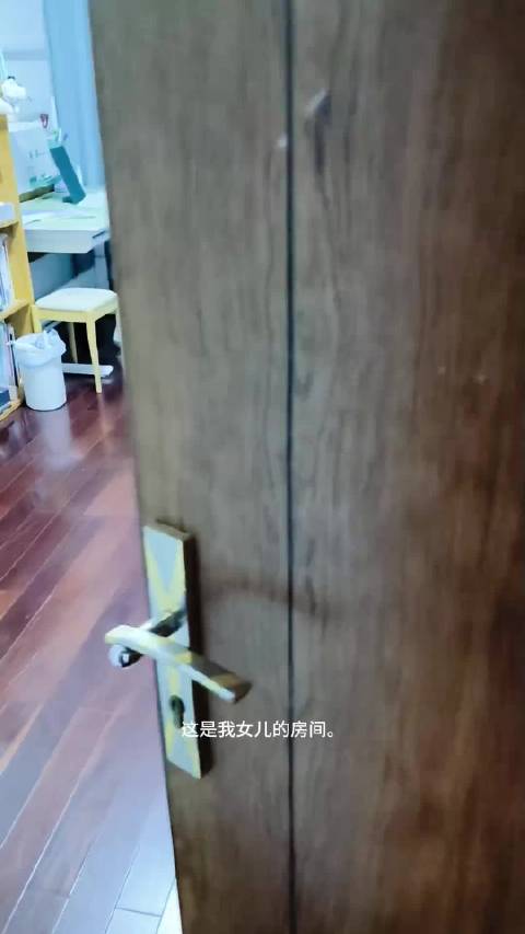 狗狗在一个家里有四套房，每个房间都有属于它的窝，主人介绍到哪里，狗狗就配合到哪里