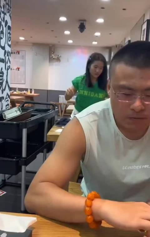 #李勒优承认面馆帮忙没工资# 2022年晋妈面馆开业，李勒优开始在店里帮忙出镜，至今4年。 这一家人