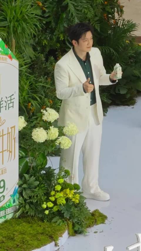 #樊振东白色西装look#樊振东白色西装太飒了，太帅了，一眼沦陷东哥今天线下活动现身