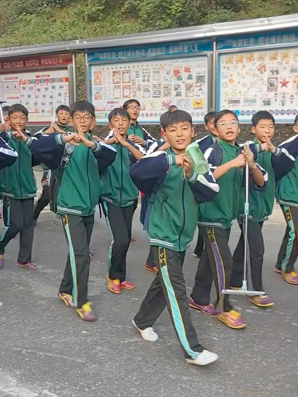 妈妈在校门口接孩子放学，学生们声音整齐洪亮地喊“阿姨好”。网友：我看到了男孩们变声的全过程，孩子就是