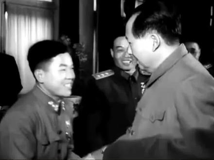 1952 年毛主席接见志愿军功臣，当场动容，用手帕悄悄擦泪