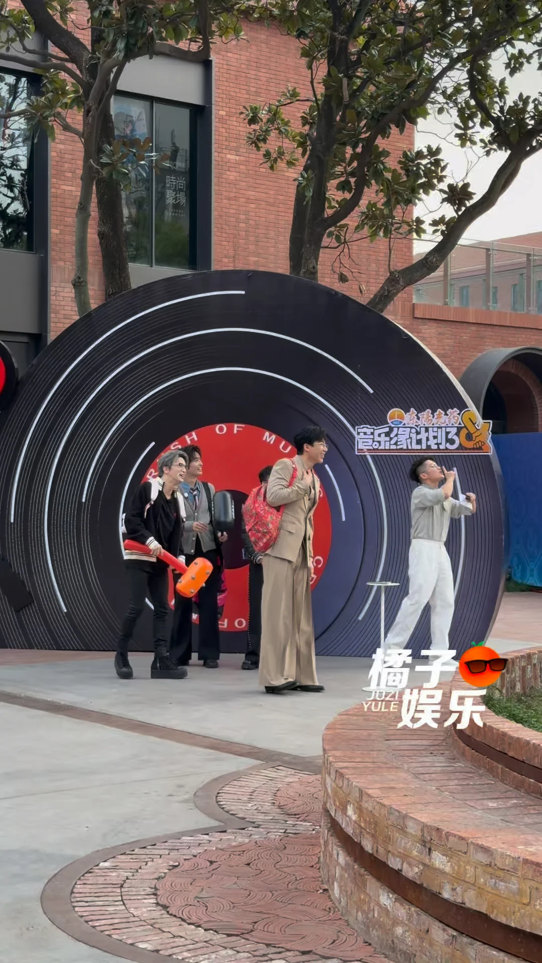 哈哈哈哈四个人完全拦不住粉丝呼声