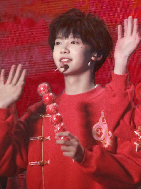 #张奕然[超话]# 🥥#张奕然 醇厚嗓音黑巧主唱#  🔔叮！前方奕然小猪为您送来新春祝福～请注意及时