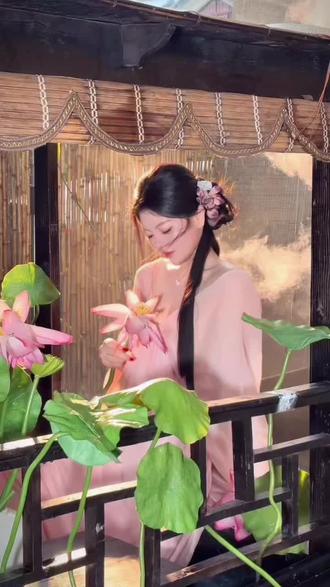 莲出淤泥而不染， 佛现莲中而不远。 原来修行不是奔赴远方， 而是在每一朵花开处， 见天地，见慈悲，见