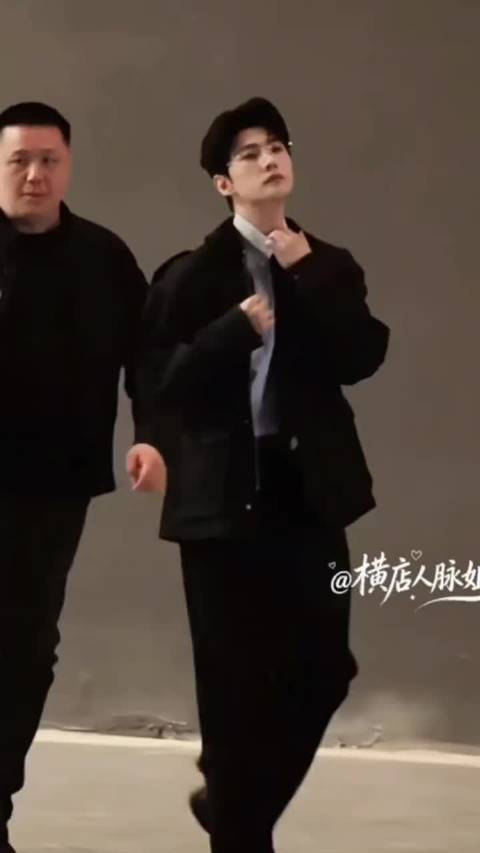 #根本没有这样突然出现杨洋的工位##红是衣服的颜色也是杨洋的人气# 今天这身红，把扫楼扫成了小型见面