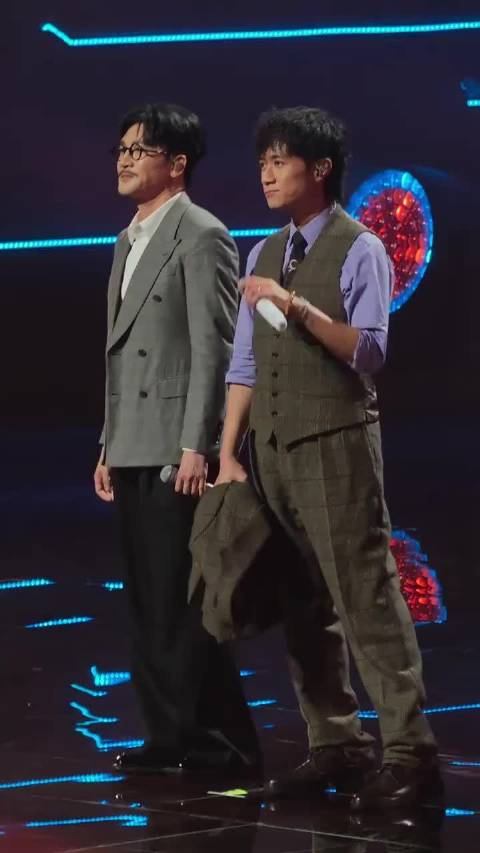 #苏有朋[超话]# 没想到时隔多年，三人还能同台演出，一眼就想起当年追剧的日子，这也是我们的青春啊！