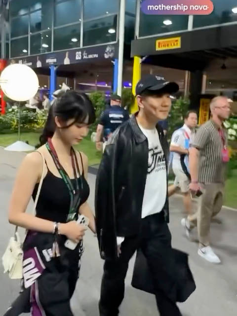 爱相随！新加坡 F1 大奖赛落幕，散场人潮里，林俊杰和女友七七并肩离开的画面被镜头捕捉到！ #林俊杰