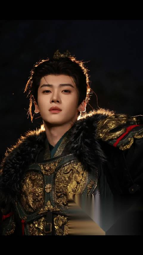 都在夸闫桉“试镜7次才拿下男主”，  说这是诚意、是适配度、是爱豆转型的励志样本。  我盯着“7次”