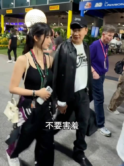 #林俊杰对七七说不要害羞# 林俊杰和女友F1观赛结束后牵手离开，小声关心嘱咐女友七七面对镜头不要那么