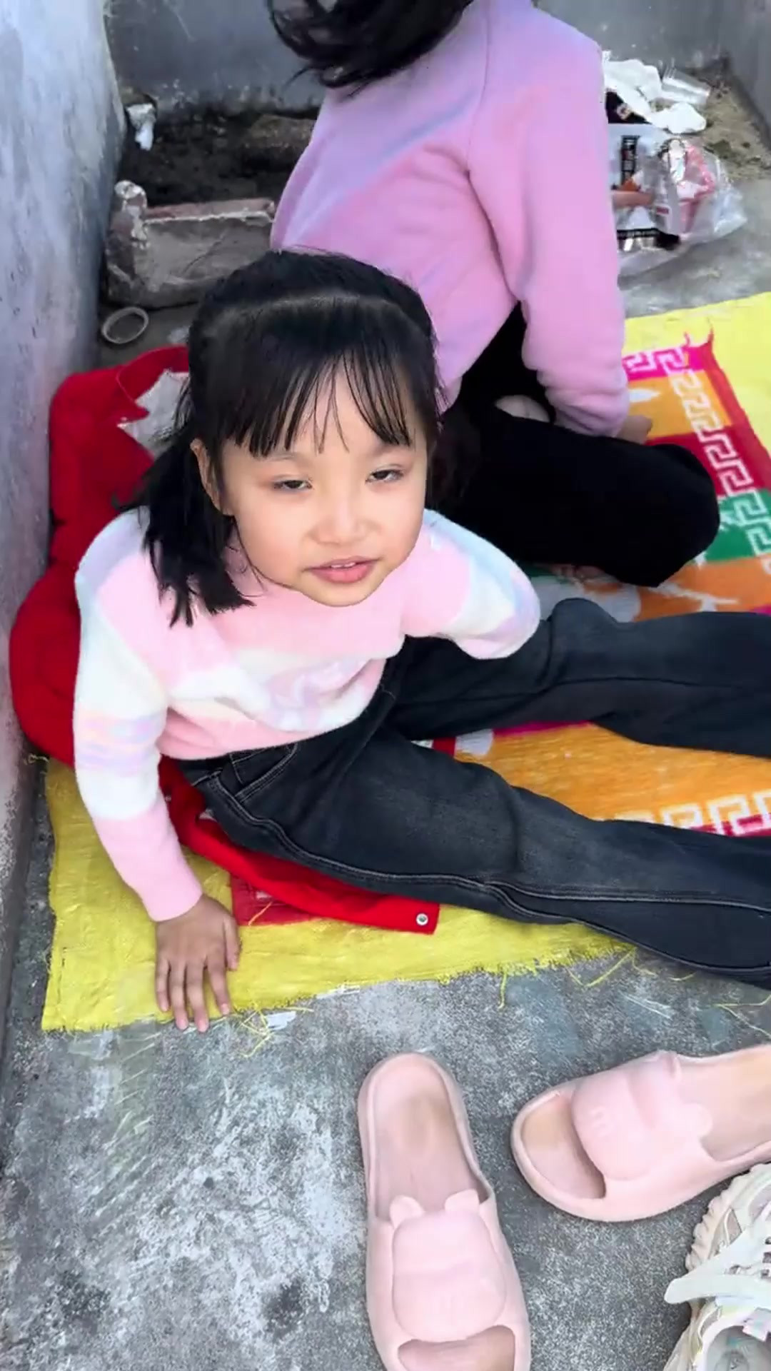 孩子拿袋子搭秘密基地，看她欢喜的样子，瞬间梦回童年
