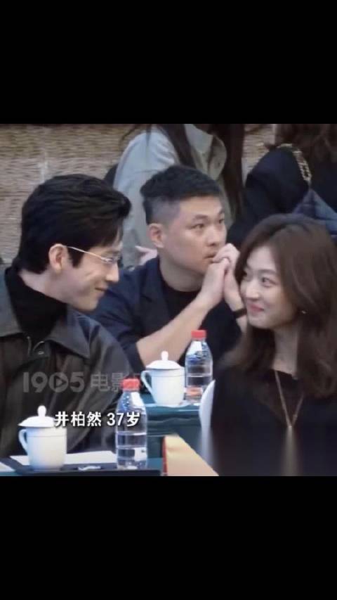 黑西装眼镜一戴，井柏然孙千往那一坐，评论区直接炸了。  《早春晴朗》云合市占率干到40%，优酷和网飞