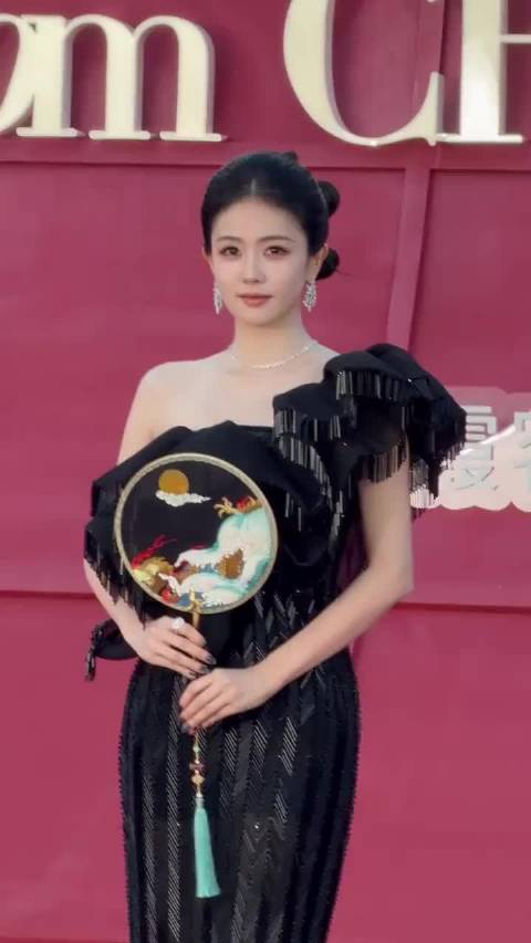 白鹿穿黑色高定走红毯，我忍了，顶着大光明脑袋，我也忍了，但有一点，我实在忍不了了！她居然带着一把非遗