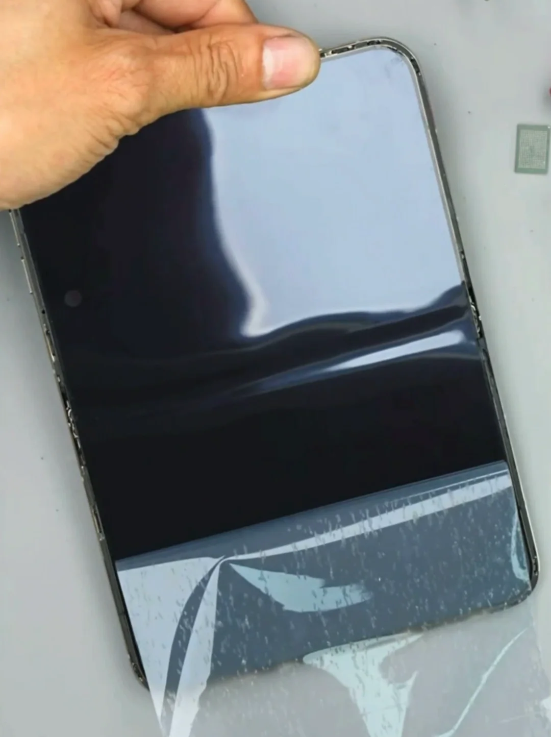 卧槽？iPhone Duo的磨砂膜居然能徒手撕下来
