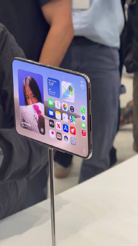 #曝iPhoneDuo折痕区来回滑动有波纹#第一代产品别奢求太多，如果你在意内屏手感和长期耐用性，建