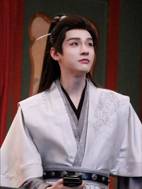 #龚俊[超话]##龚俊闻玦##龚俊豹隐南山#  宝宝对着飞走的无人机： “下班了，没了，下班了”