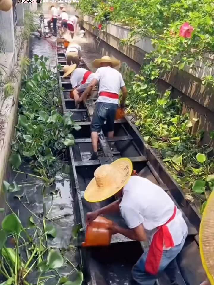 原来龙舟是用河泥保养的