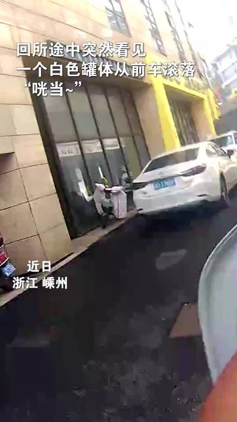 #嵊州三名人员清晨车内吸笑气民警抓个正着# 近日，浙江嵊州，大清早车内吸“笑气”，被民警抓个正着