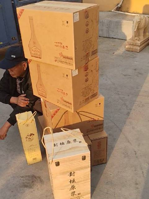 平常舍不得吃和用，穿，骗子1500元一箱酒老太太下血本，都是市面上罕见的，多年的药方，还是那么有效