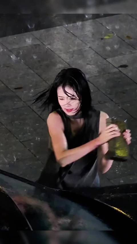 #白鹿说开到荼蘼虐心戏可以配茶汤# 白鹿在采访聊起新剧《开到荼蘼》，她说剧中那些虐心片段，刚好可以配