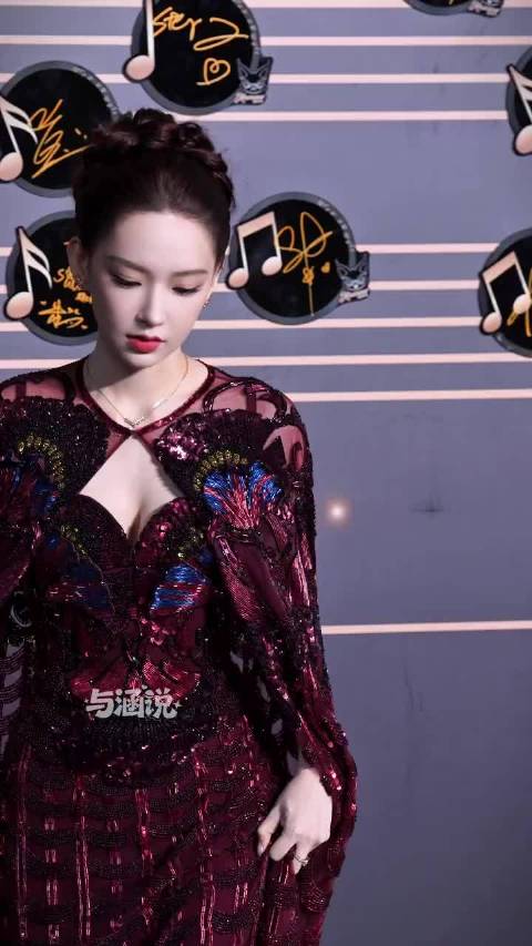 #程潇爆闪酒红吊带裙#  程潇这套造型杀疯了！酒红吊带+满身闪片，像盛满星光的红玫瑰，肩颈线条优越，