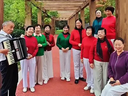 小合唱《清晨我们踏上小道》东关社区小合唱队（2026年重阳节）