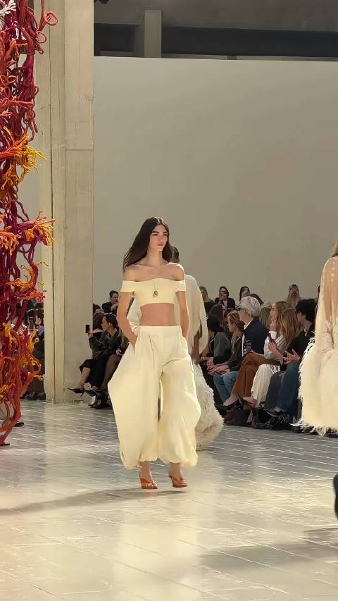 #大秀直击##春夏时装周# Balenciaga SS27收尾这段真的太有分量！李禾佳、张丽娜、刘雯