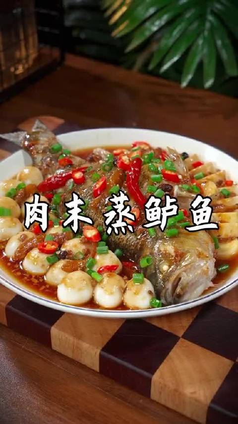 大家注意看，把猪肉塞进鲈鱼肚子中，相信很多人都没见过也没吃过