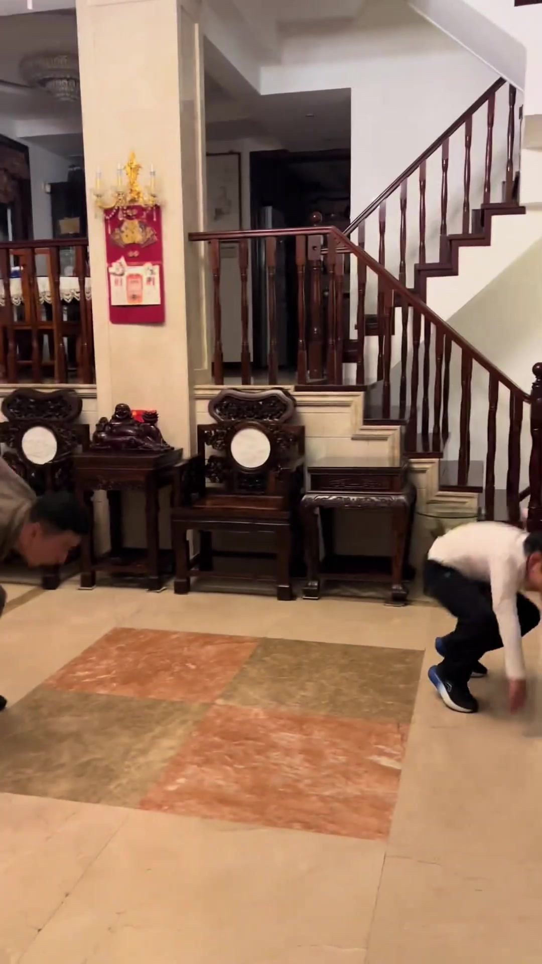 和孩子比赛立定跳远，胜负欲拉满全力一跳，直接摔了个大马哈