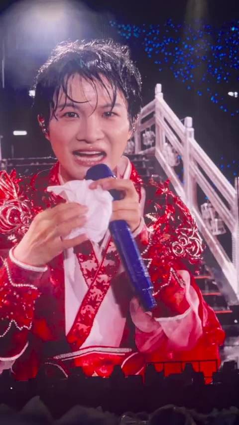 #周深妆造只维持了一首歌的时间##压力大就看看今晚的周深# 周深演唱会下大雨，妆造只撑了一首歌