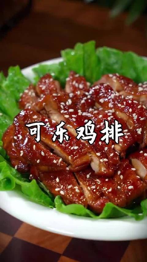 一个鸡腿，两个鸡腿，三个鸡腿皮朝下，放到锅里去煎一煎