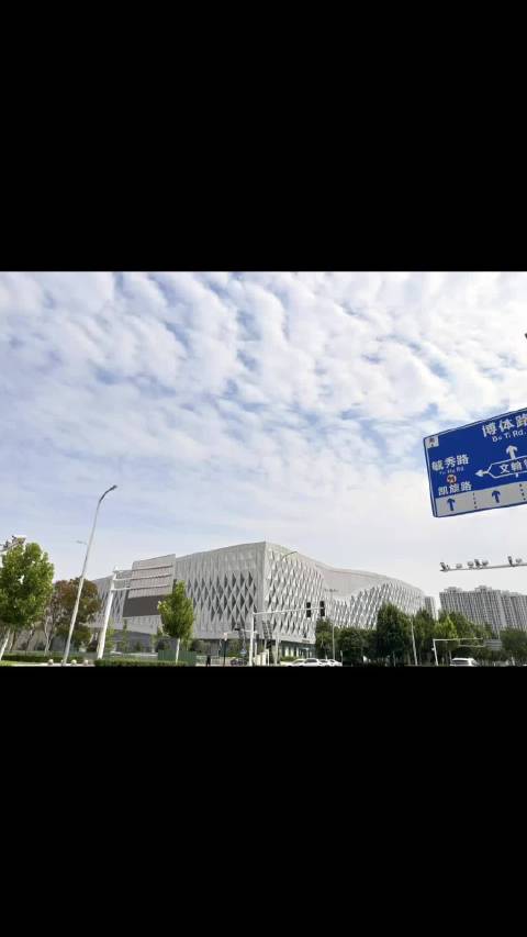 周日，市体育中心到奥体中心，东四环到西四环，驱车33公里全程陇海高架。 这部舞台剧的看点，第一，哮天