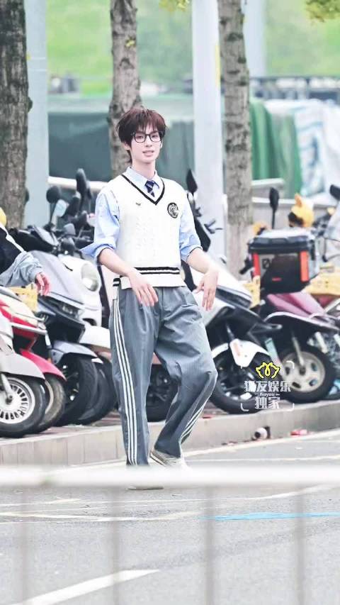 #颜安贴脸表白小沈阳##颜安表白小沈阳# 颜安这波贴脸表白，属于是“用最勇的动作做最可爱的事