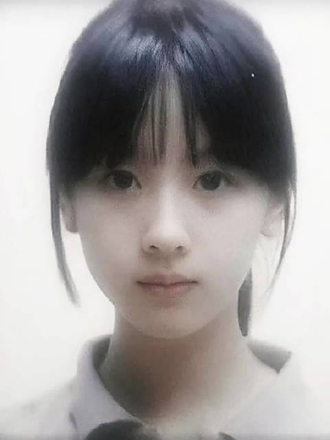 #陈都灵[超话]# 十八岁的你会想到往后截然不同的人生吗。 你不变的脸颊痣。你常换的耳环。