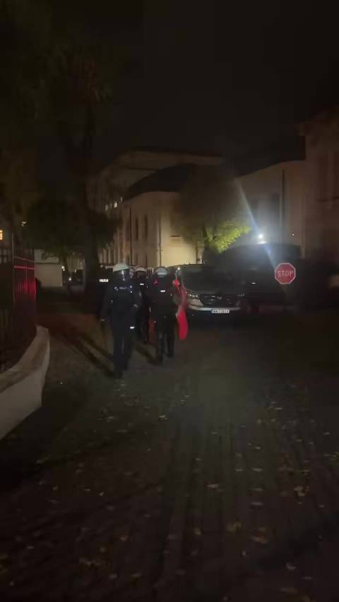 加美财经解释：警察封锁宪法法院，一场持续11年的政治争端如何走到了今天#海外新鲜事# 要点危机始于2