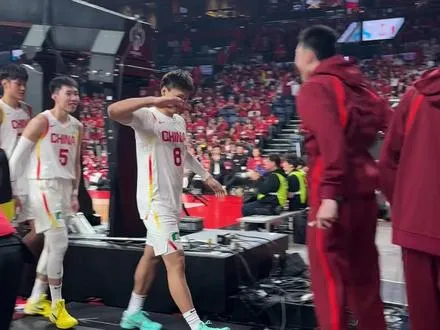 原声感受中国男篮赢球赛后！ 好几个队员都落泪了        ,胡明轩赛场感染力