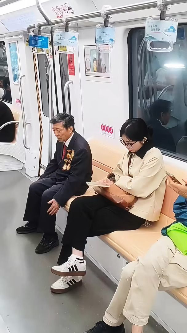 地铁里偶然遇见，瞬间安静了 地铁上，一位胸前挂满勋章的老人安静端坐。他没有说话，勋章却替他说了一切。
