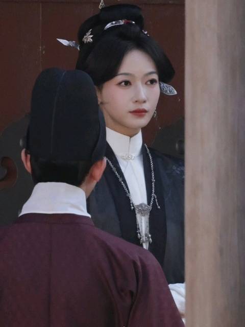 #吴谨言刀笔娘子# [打call] #吴谨言阮卿卿#  戏里沉稳强气场，戏外明媚又可爱[期待]