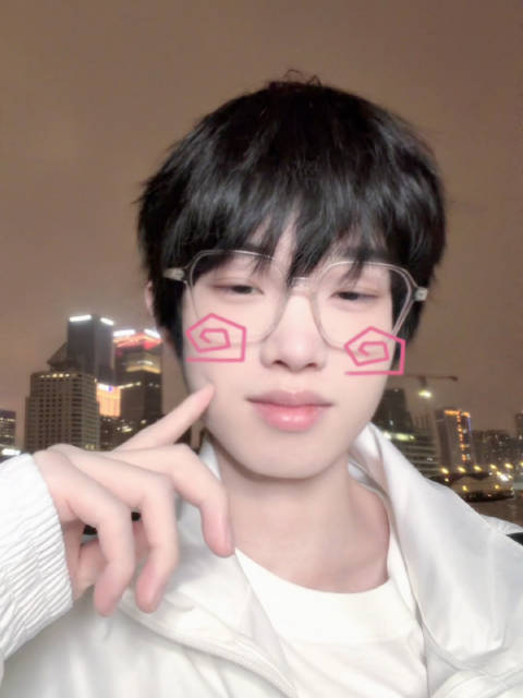 #小雪XX[超话]##小雪的兔唠嗝# 看～我身后（˶¤̴̶̷̀ꇴ¤̴̶̷̀˶）