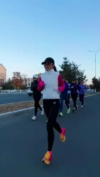闹钟响起，战胜被窝的引力，用一场晨跑开启元气满满的一天。