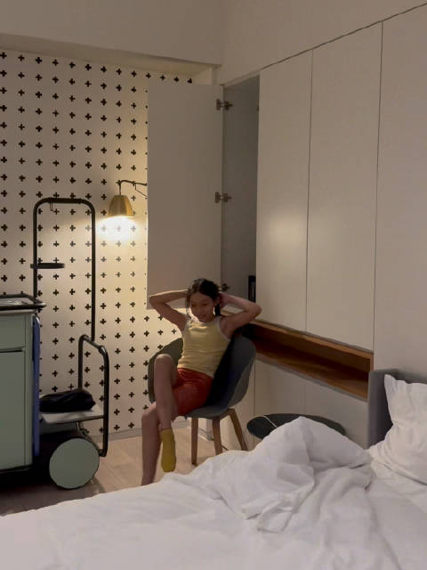 今晚住的酒店她非常满意，从北京满意到了广西，变成了广西口音（我瞎说的，我也不知道这算什么奇怪抽象的口