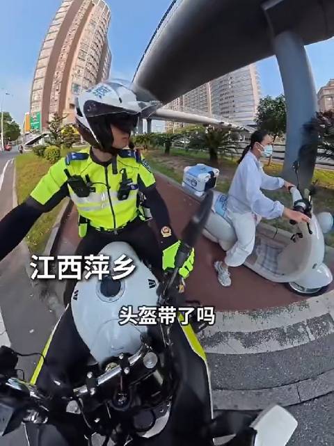 骑车上路要配戴头盔，是对自己，也是对孩子负责。别出了事才来懊悔...[挖鼻]#交警提醒没戴头盔女子前