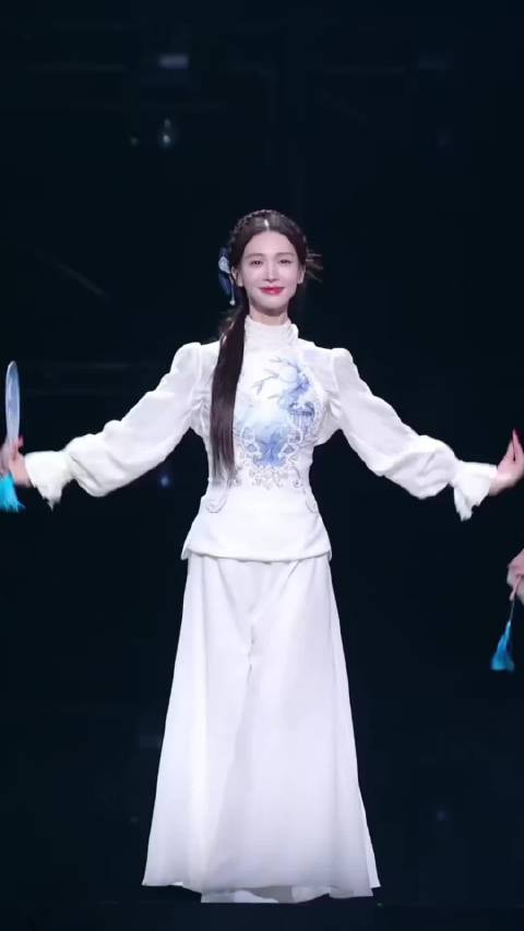 才发现金晨跳这段舞转圈上半身不动的