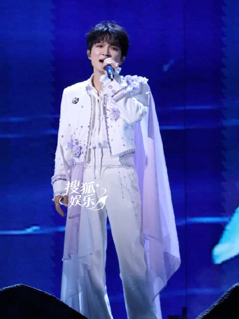 #被周深唱得人飘起来了# 周深的现场永远有惊喜，声音清透又缥缈，像置身很干净辽阔的地方，不知不觉跟着