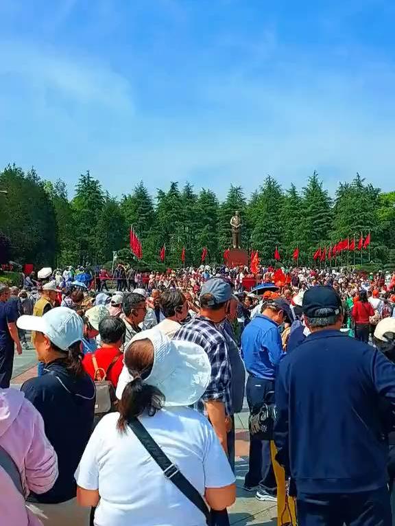四方百姓汇聚韶山广场，无声的凝望，便是最质朴的信仰。