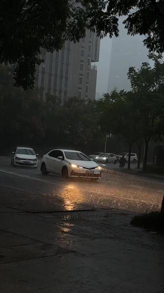 雨这么大，还有在外面露营的吗？评论区看看你们的帐篷，天幕呗。