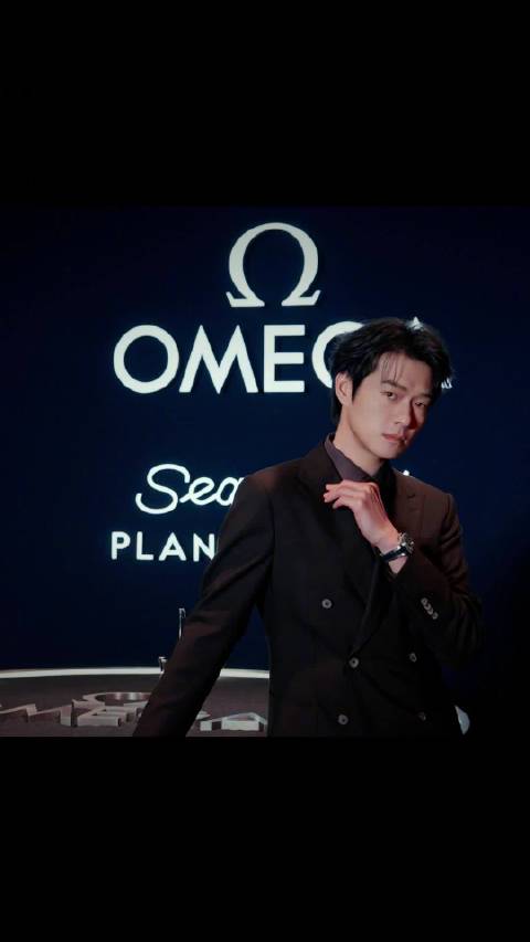 置身于@欧米茄OMEGA 第四代海洋宇宙腕表发布庆典，近距离欣赏全新腕表的纤薄造型与利落轮廓，了解欧